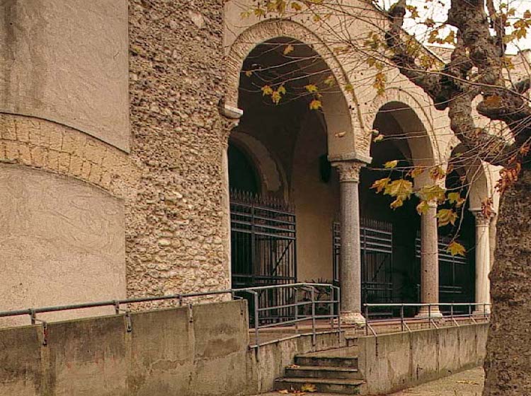   Ingresso disegnato da tre archi
